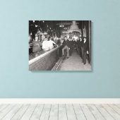 紳士は1910年のバーで飲む キャンバスプリント (インサイチュ (ウッドフロア))