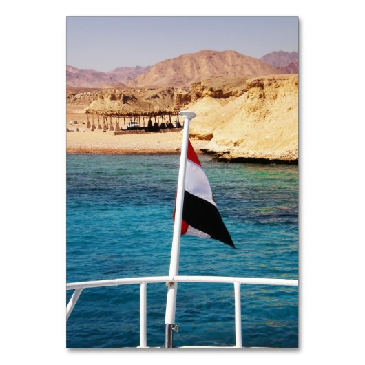 紺碧の水の背景に表示されるエジプト国旗 テーブルナンバー (正面)