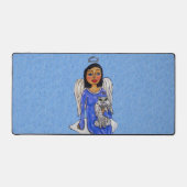 紺碧の空に天使の猫を描く黒髪の天使 デスクマット (正面)