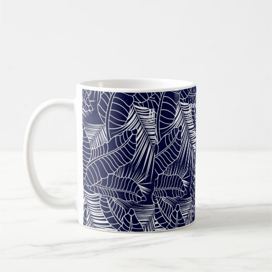 紺色の背景にある熱帯性の葉柄 コーヒーマグカップ (左)