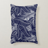 紺色の背景に見える熱帯の葉の模様 アクセントクッション (正面(垂直))