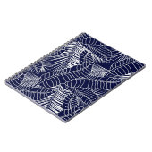 紺色の背景に見える熱帯の葉の模様 ノートブック (左側)