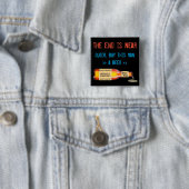 終わりは近く、速く、この男買はビールだ 缶バッジ (インサイチュ)