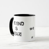 終末は近いがコーヒーはここにある 面白いマグカップ マグカップ (正面左)