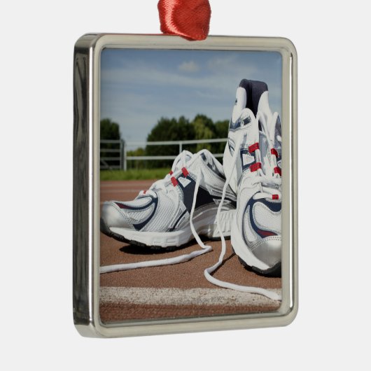 組の新しく白い連続したトレーナーは置かれます メタルオーナメント (右)