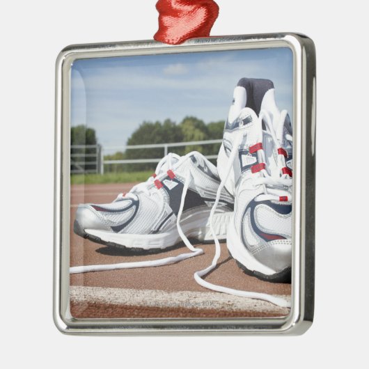 組の新しく白い連続したトレーナーは置かれます メタルオーナメント (左)