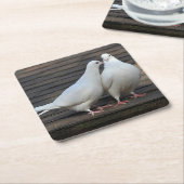 組の白い鳩 スクエアペーパーコースター (アングル)