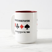 経験豊富なブリッジプレーヤー衣服彼らのトランプのポーカー顔 ツートーンマグカップ (正面左)