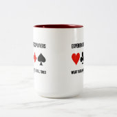 経験豊富なブリッジプレーヤー衣服彼らのトランプのポーカー顔 ツートーンマグカップ (中央)