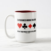 経験豊富なブリッジプレーヤー衣服彼らのトランプのポーカー顔 ツートーンマグカップ (左)