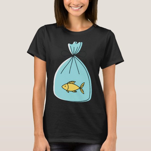 結ばれたビニール袋の中の魚 Tシャツ (正面)