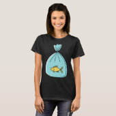 結ばれたビニール袋の中の魚 Tシャツ (正面フル)