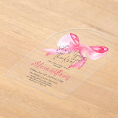 結びエレガント目ピンクボウブライダルシャワー アクリル招待状 (レイダウン)