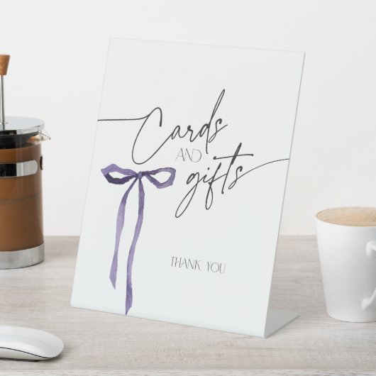 結びカードとギフトを結ぶパープルボウのコケット 台座サイン (インサイチュ)