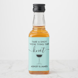 結び目のカクテルを結んでいるショット結婚を撮る リキュールボトルラベル