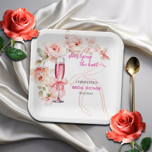 結び目のガラスを上げるブライダルシャワー ペーパープレート