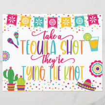 結び目のサインを結んでいるテキラショットを撮る