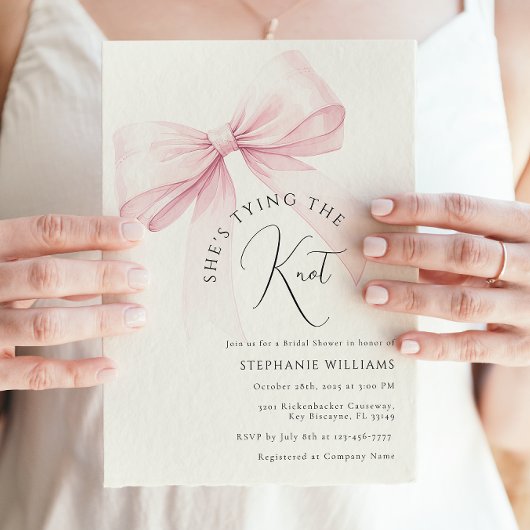 結び目のブライダルシャワーの招待状を結んでいるピンク 招待状
