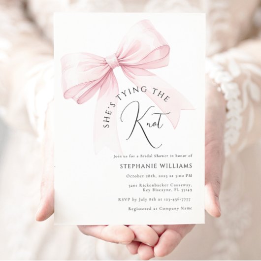 結び目のブライダルシャワーの招待状を結んでいるピンク 招待状