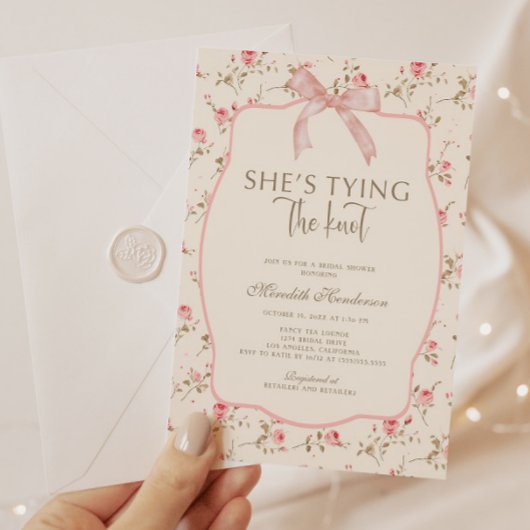 結び目のブライダルシャワーを結ぶ、みすぼらしいシックなピンクの弓 招待状