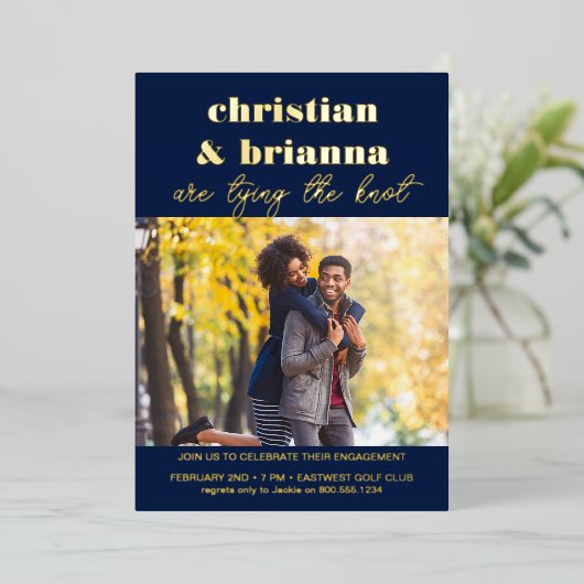 結び目の婚約パーティ写真金ゴールド 箔招待状 (立ち正面)