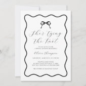 結び目を結ぶ白黒の弓ブライダルシャワー 招待状 (正面)