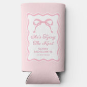 結び目を結んでいるピンクボウバチェロレッテ スリム缶クーラー (裏面)