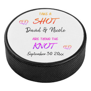 結び目を結婚約したぶカップルを撮影する アイスホッケーパック