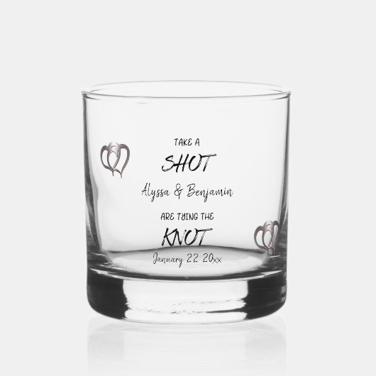 結び目を結婚約したぶカップルを撮影する ウイスキーグラス (正面)