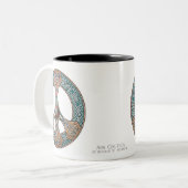 結び糸細工のピースサインのマグ ツートーンマグカップ (正面左)