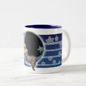 結び糸細工の満月様顔貌のマグ ツートーンマグカップ (正面右)