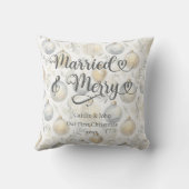 結婚おめでとう!最初のクリスマス 新婚 ゴールド オーナメント クッション (裏面)