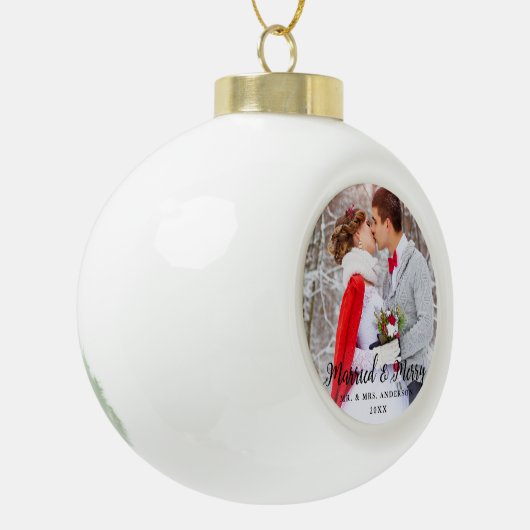 結婚したで及びメリーな結婚式の写真のクリスマスB セラミックボールオーナメント (左)