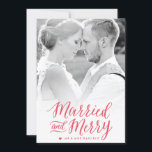 結婚したで、メリーで赤い休日の写真カード シーズンカード<br><div class="desc">最近結婚されたカップルのために完全な休日の写真カード。</div>