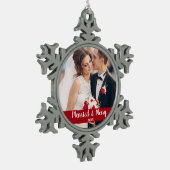 結婚したで、メリーな結婚式の写真の赤 スノーフレークピューターオーナメント (左)