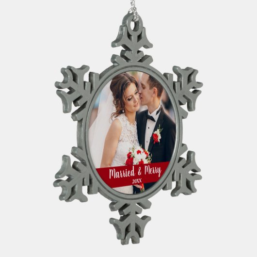 結婚したで、メリーな結婚式の写真の赤 スノーフレークピューターオーナメント (左)