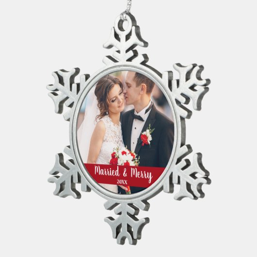 結婚したで、メリーな結婚式の写真の赤 スノーフレークピューターオーナメント (右)