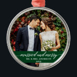 結婚したとメリーの書道の緑 メタルオーナメント<br><div class="desc">結婚したとエレガントメリー書のScriptの結婚Photo Greenオーナメント</div>