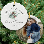 結婚したとメリー初めてのクリスマス写真 セラミックオーナメント<br><div class="desc">最初のホリデーシーズンを記念して、「結婚した&私たちのメリー初めてのクリスマス」のフォトセラミックオーナメント。新婚のために設計されたこのパーソナライズされたキープサクは、ミニマルなデザインと暖かい季節のアクセントで囲まれた大切な写真を特徴としている。あらゆる種類のカップルに理想的な、それはあなたの愛と結合の本質を捉え、あなたの木に永続的な記憶を作成する。高品質のセラミックで作られた、このオーナメントはカップルとして祝あなたの初めてのクリスマスへの美しい方法結婚したと、あなたの休日の装飾に有意義な追加である。</div>
