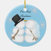 結婚したなキスをするな雪だるまChrismasの私達の第1雪片 セラミックオーナメント (裏面)