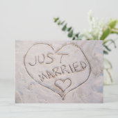 結婚したよ！ビーチでのウェディング発表招待状 招待状 (スタンド正面)