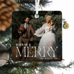 結婚したエレガントメリー結婚Photo Keepsake メタルオーナメント<br><div class="desc">今年の結婚を記念して、このシンプルクリスマスの写真の完全な装飾。新婚の写真を取り上げ、白いタイポグラフィの結婚した文字メリー「とエレガント」と新郎新婦の名前/sと年。</div>