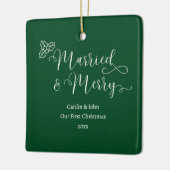 結婚したカスタムメリー第1回クリスマス新婚グリーン セラミックオーナメント (左)