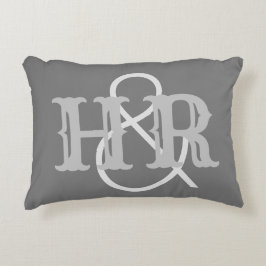 結婚したカップルのイニシャルが入った アクセントクッション