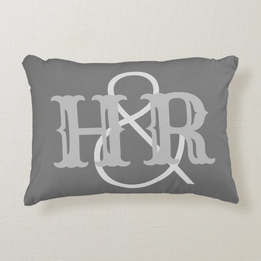 結婚したカップルのイニシャルが入った アクセントクッション (正面)