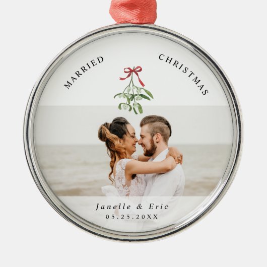 結婚したクリスマスかわいいヤドリギ新婚の写真 メタルオーナメント (正面)