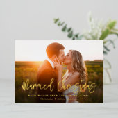 結婚したクリスマスの新婚ブラシスクリプト写真 箔シーズンカード (立ち正面)