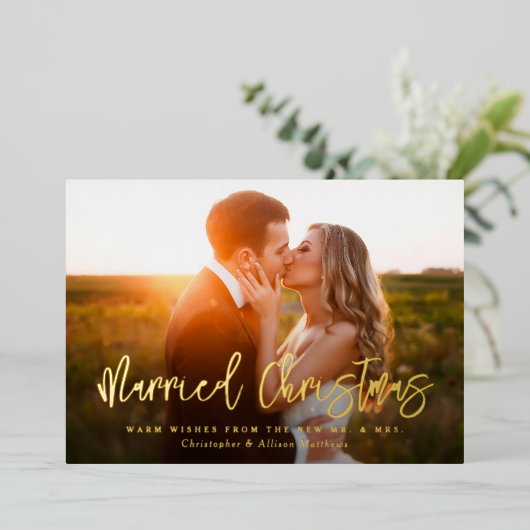 結婚したクリスマスの新婚ブラシスクリプト写真 箔シーズンカード (立ち正面)