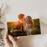 結婚したクリスマスの新婚ブラシスクリプト写真 箔シーズンカード<br><div class="desc">お祝前の初めてのクリスマスはホイルに結婚したこの休日のカー結婚ドを持つカップルとして。完全にカスタマイズ可能背中には2枚のコラージュがあり、自分の写真や部屋を展示お気に入りのし、自分の気持ちを楽しむことができカスタムる。</div>
