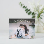 結婚したクリスマスの新婚写真 | 白のスクリプト シーズンポストカード (スタンド正面)